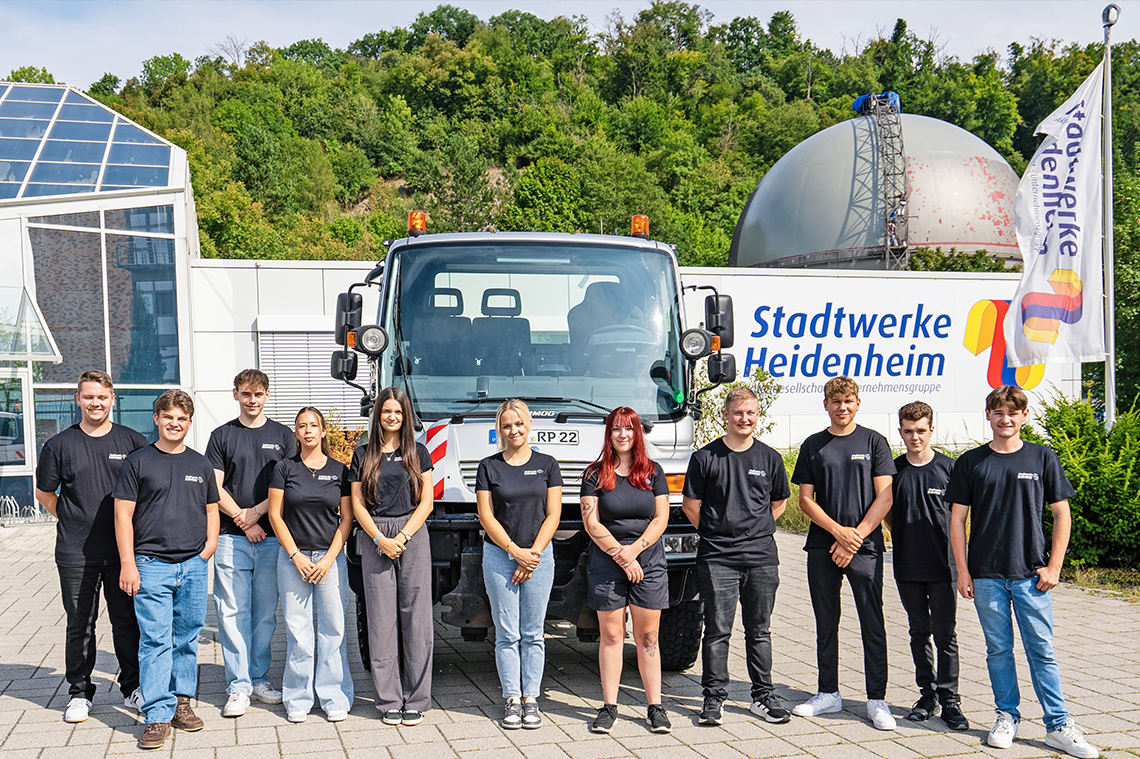 Zehn neue Azubis und ein dualer Studierender freuen sich über ihren Ausbildungsstart bei der  Stadtwerke Heidenheim AG – Unternehmensgruppe