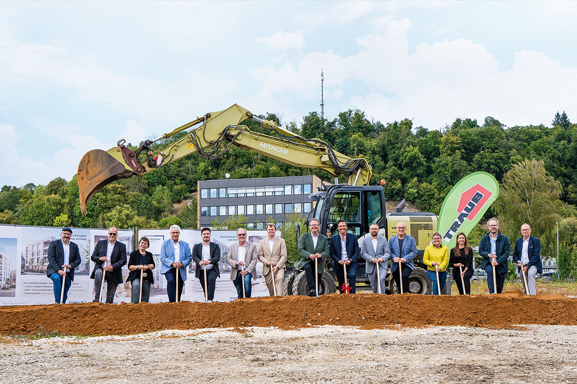 (Oberbürgermeister Michael Salomo mit Vorstand Dieter Brünner und Geschäftsführer Markt Erich Weber, Leiter Bauwirtschaft & Immobilienmanagement Sascha Bohrer der Stadtwerke AG (Mitte) sowie von links nach rechts Prokurist Alexander Voigt mit Geschäftsführer Herr Mathias Brodbeck und Präsidentin Simone Maiwald des Kreisverband Heidenheim des Deutschen Roten Kreuzes, mit Geschäftsführer Günter Schönherr und Mitglied der Geschäftsführung Lukas Traub sowie Geschäftsführer Franz Traub der Franz Traub GmbH & Co. KG, gemeinsam mit Geschäftsführer Martin Hufnagel und Geschäftsführerin Caroline Kissanek von Hufnagel PartGmbB sowie Architektin Kerstin Müller und Geschäftsführer Stefan Schneider von arabzadeh.schneider.wirth architekten und Vizepräsident des Kreisverband Heidenheim des Deutschen Roten Kreuzes Manfred Kiss, beim symbolischen Spatenstich zum Brenzpark Quartier).