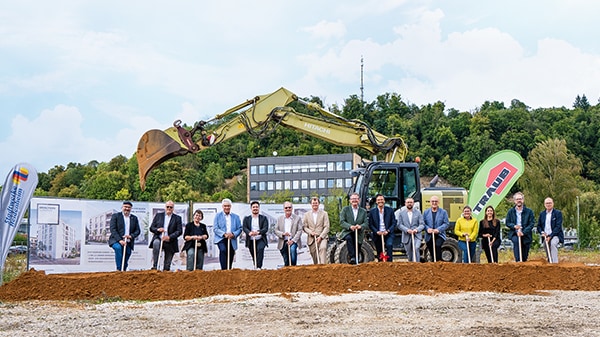 (Oberbürgermeister Michael Salomo mit Vorstand Dieter Brünner und Geschäftsführer Markt Erich Weber, Leiter Bauwirtschaft & Immobilienmanagement Sascha Bohrer der Stadtwerke AG (Mitte) sowie von links nach rechts Prokurist Alexander Voigt mit Geschäftsführer Herr Mathias Brodbeck und Präsidentin Simone Maiwald des Kreisverband Heidenheim des Deutschen Roten Kreuzes, mit Geschäftsführer Günter Schönherr und Mitglied der Geschäftsführung Lukas Traub sowie Geschäftsführer Franz Traub der Franz Traub GmbH & Co. KG, gemeinsam mit Geschäftsführer Martin Hufnagel und Geschäftsführerin Caroline Kissanek von Hufnagel PartGmbB sowie Architektin Kerstin Müller und Geschäftsführer Stefan Schneider von arabzadeh.schneider.wirth architekten und Vizepräsident des Kreisverband Heidenheim des Deutschen Roten Kreuzes Manfred Kiss, beim symbolischen Spatenstich zum Brenzpark Quartier).